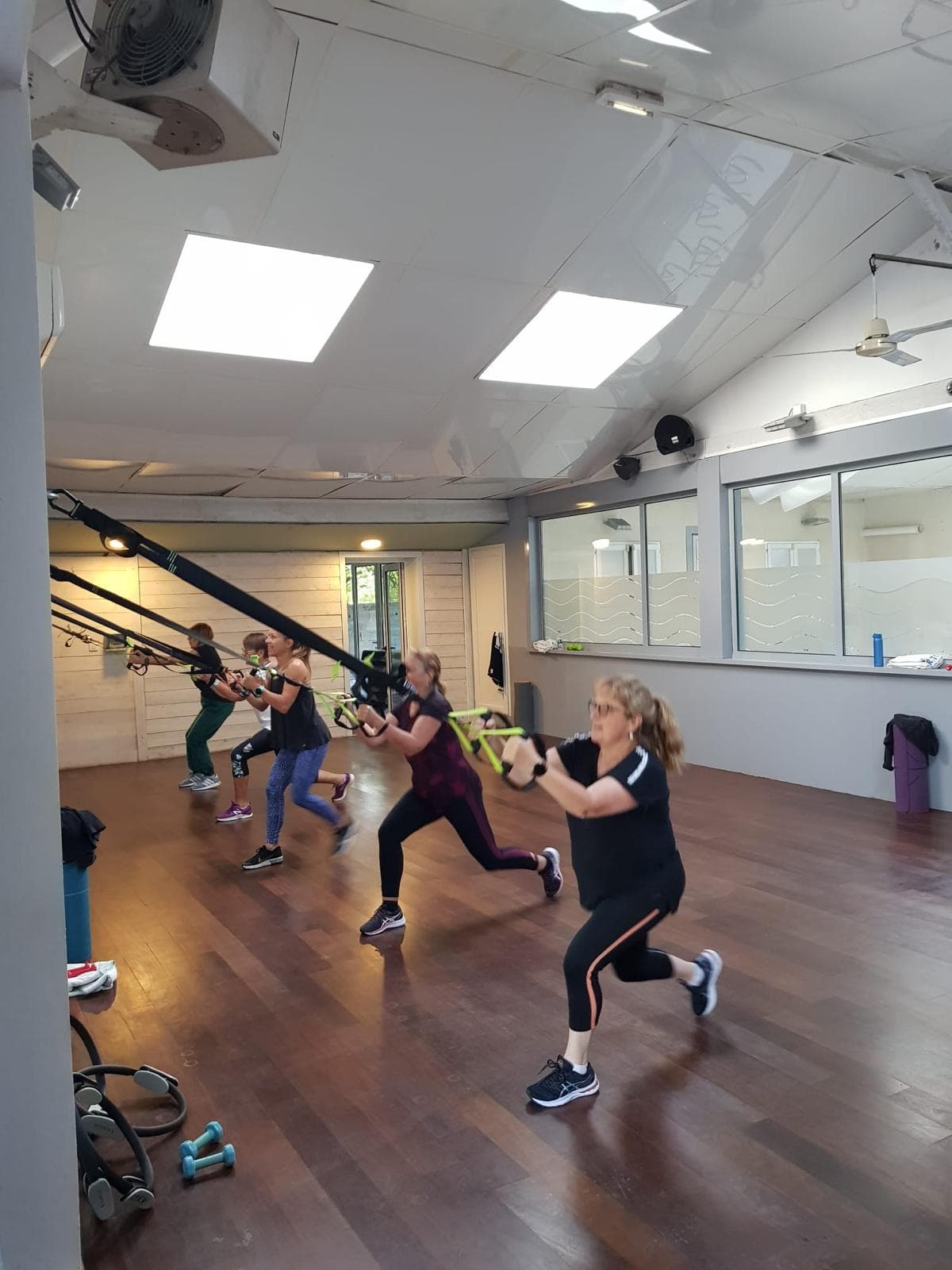 Cours de TRX dans la salle de fitness